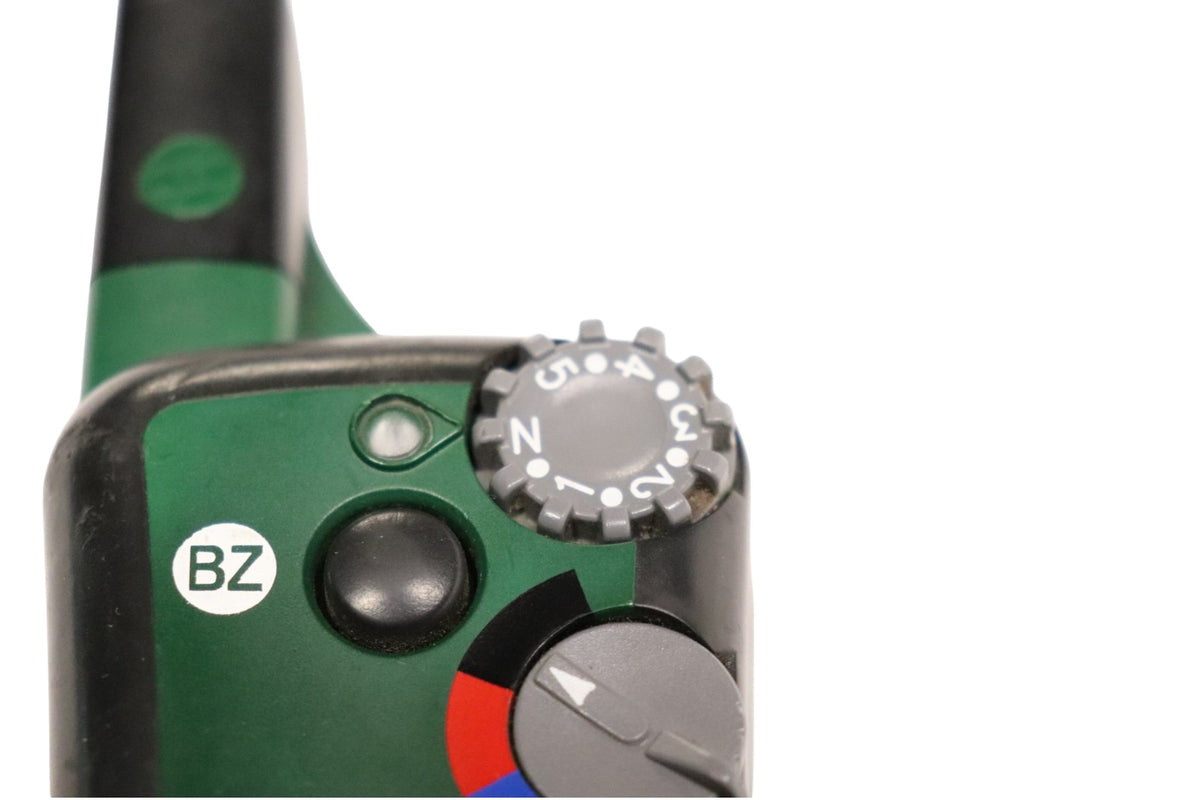 Close-up of Tri-Tronics Sport Basic G3 EXP intensity and dog selector dials